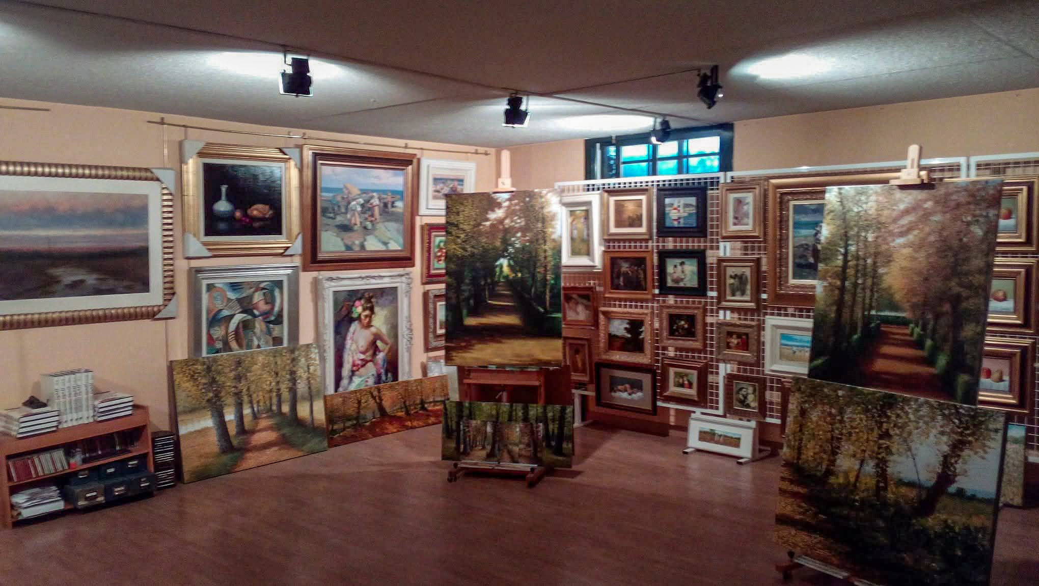 Interior del estudio con obra expuesta